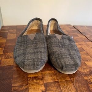 Women’s size 8 fleece lined Toms